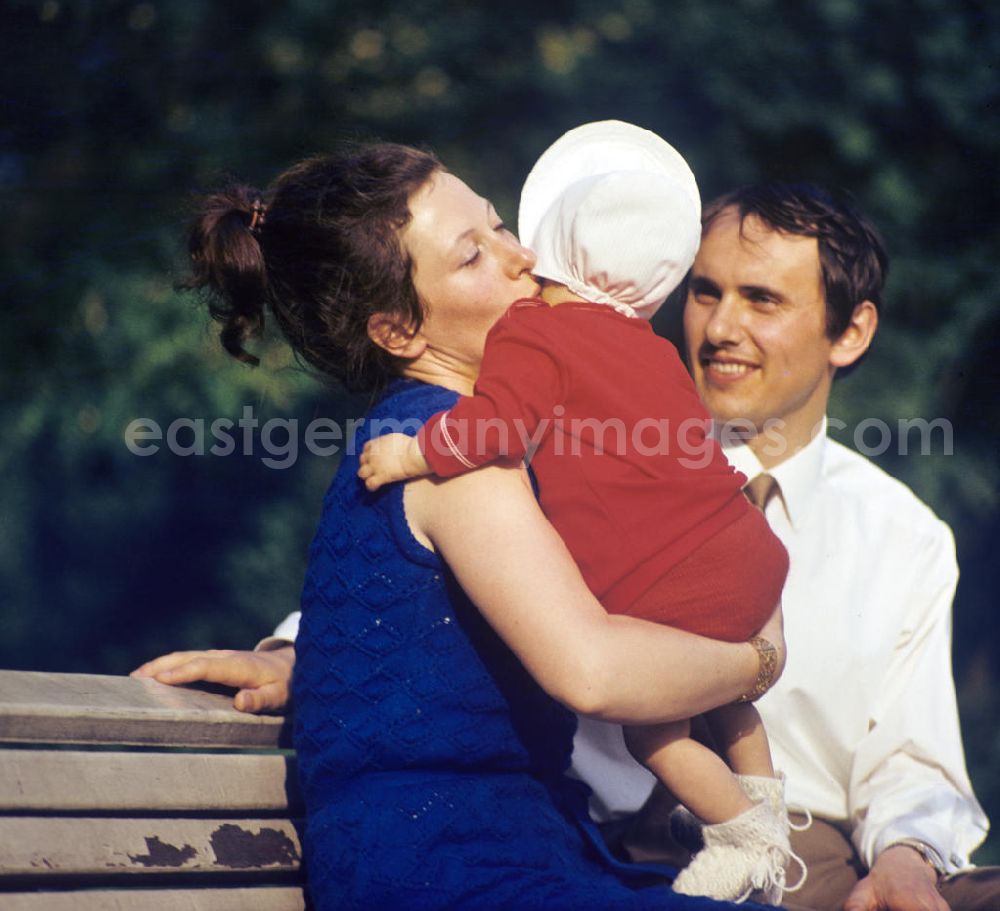 GDR photo archive: Berlin - Ein Paar mit Baby genießt im Volkspark Friedrichshain in Berlin sein junges Familienglück.