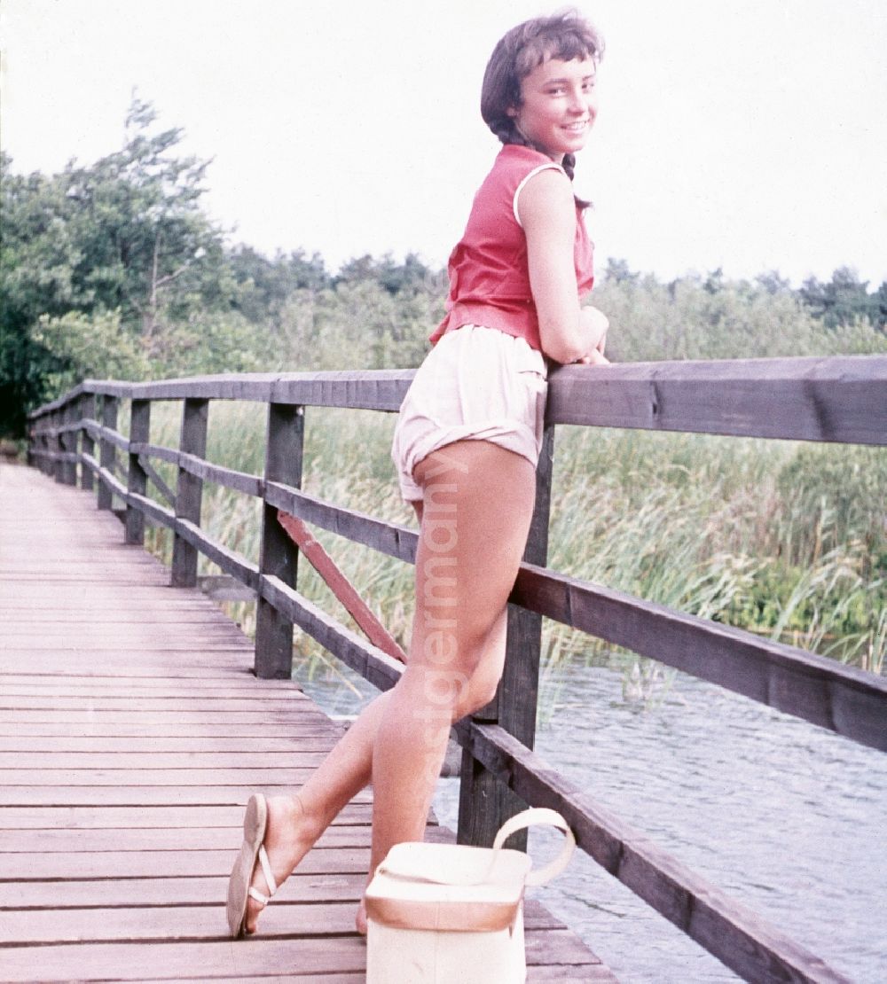 Prerow: Young girl in to a footbridge on the Baltic Sea in Prerow in the federal state Mecklenburg-West Pomerania in the area of the former GDR, German democratic republic