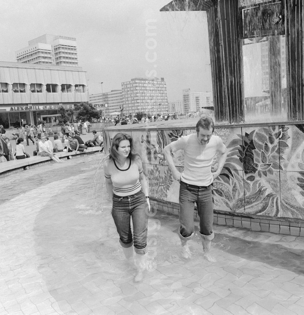 GDR picture archive: Berlin - Young Couple barefoot in the People's Friendship Fountain in Alexanderplatz in Berlin