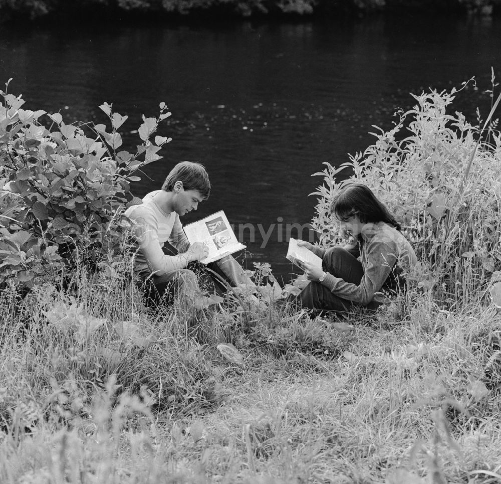 GDR image archive: Hohen Neuendorf - Young couple sitting at the water Hohen Neuendorf in Brandenburg today