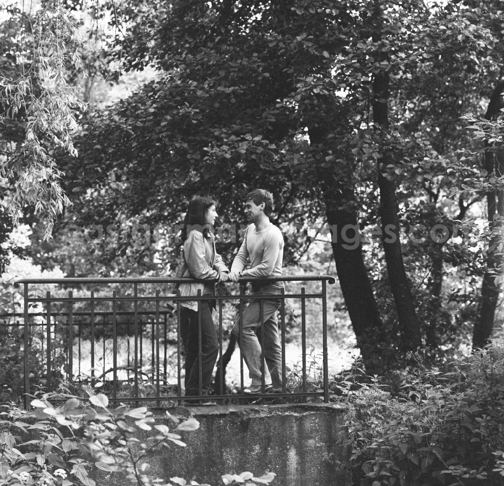 GDR picture archive: Hohen Neuendorf - Young couple standing on a bridge in Hohen Neuendorf in Brandenburg today