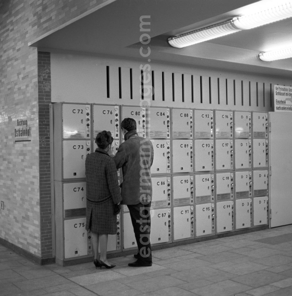 GDR image archive: Berlin - Mitte - A young couple standing in front of lockers at Alexanderplatz station in Berlin - Mitte