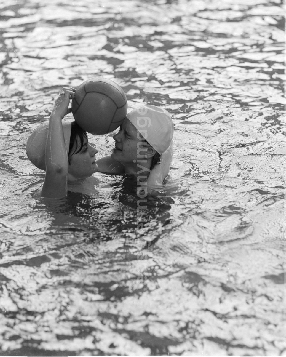 GDR photo archive: Berlin - Young couple in the water in Berlin