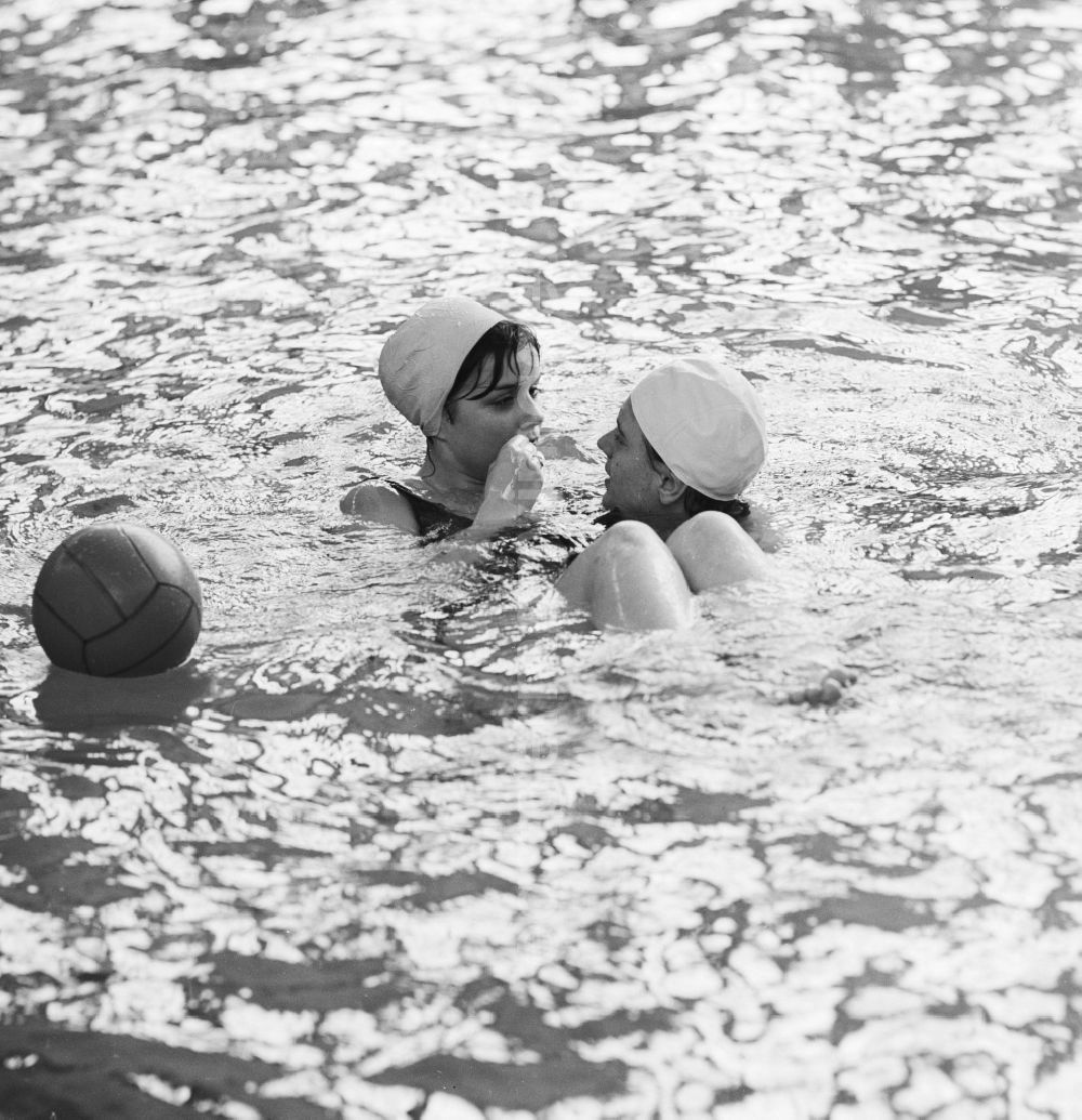 GDR picture archive: Berlin - Young couple in the water in Berlin