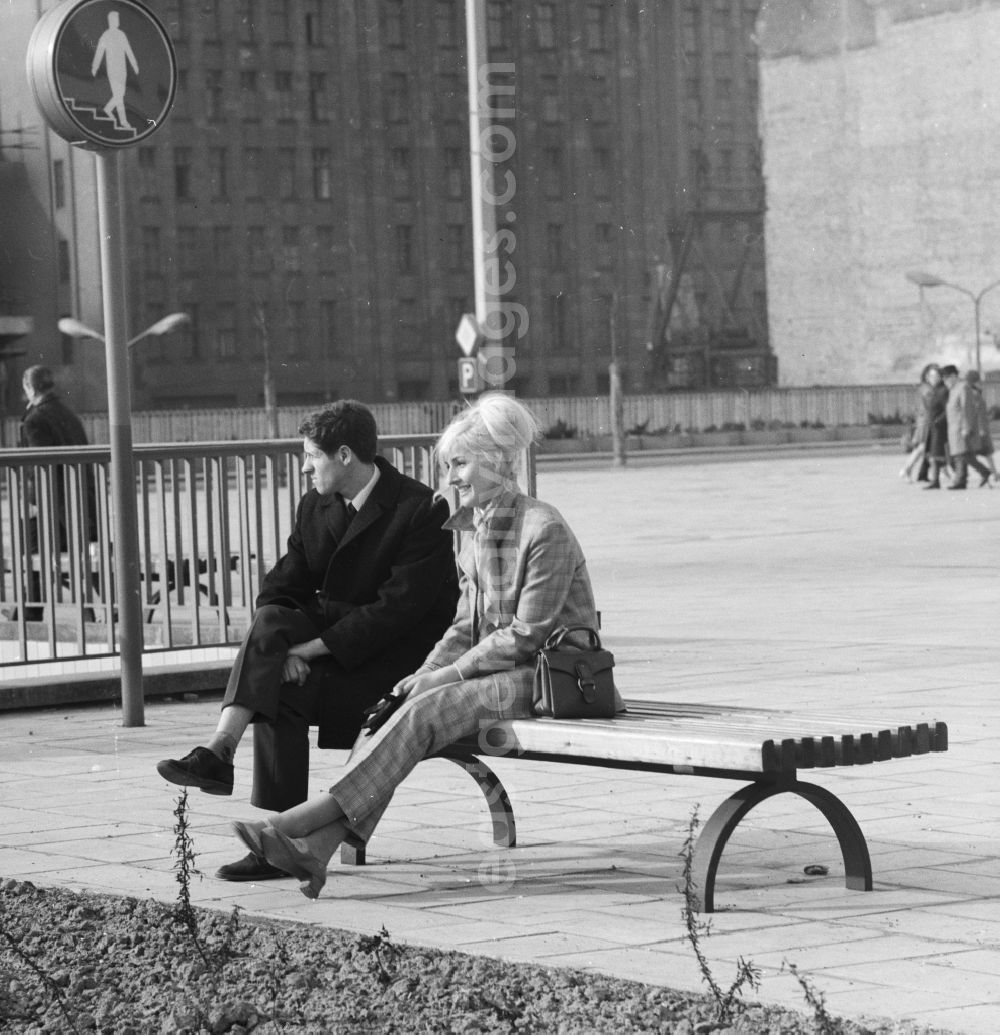 GDR image archive: Berlin - Young couple on a park bench in Berlin
