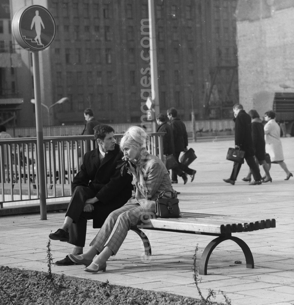 GDR photo archive: Berlin - Young couple on a park bench in Berlin