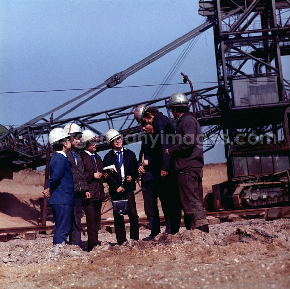 GDR photo archive: Bitterfeld - Jungpioniere / Pioniere mit blauem Halstuch / Uniform besuchen Bergbauarbeiter im Goitzsche Braunkohletagebau zum Wandertag.