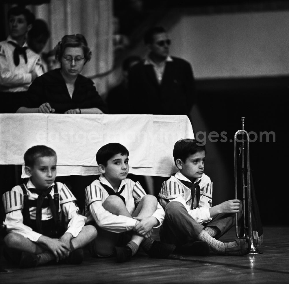GDR image archive: Berlin - Young pioneers sit on the floor of the FDJ's VIIth Parliament in Berlin-Mitte in the area of the former GDR, German Democratic Republic