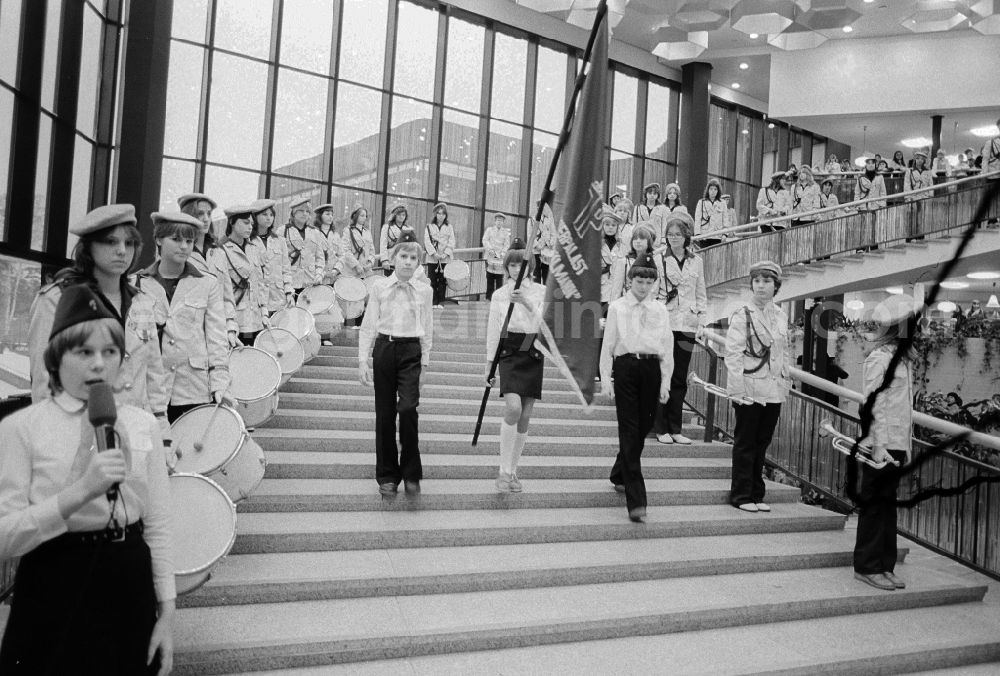 GDR picture archive: Berlin - Young pioneers and Thaelmann pioneers in the pioneer's palace Ernst Thaelmann celebrate the 3