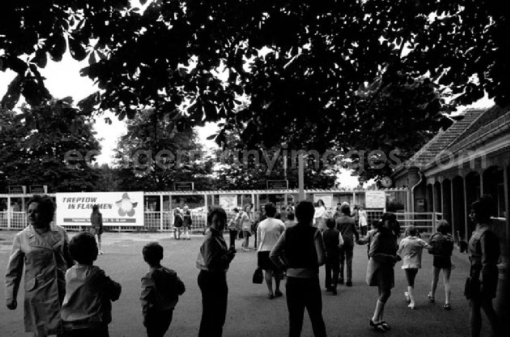 GDR photo archive: Berlin - Juni 1973 Treptower Festwoche unter dem Motto Treptow in Flammen.