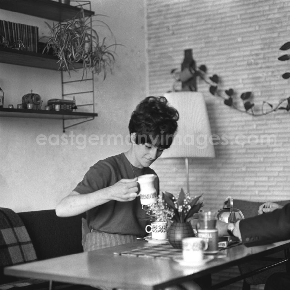 Berlin: Zwei Tage im Leben einer alleinerziehenden Frau mit zwei Kindern in Ostberlin. Zwischen Privatem, Arbeit und Weiterbildung ( EDV Kurs ). Die Frau sitzt am Tisch im Wohnzimmer und trinkt eine Tasse Kaffee.