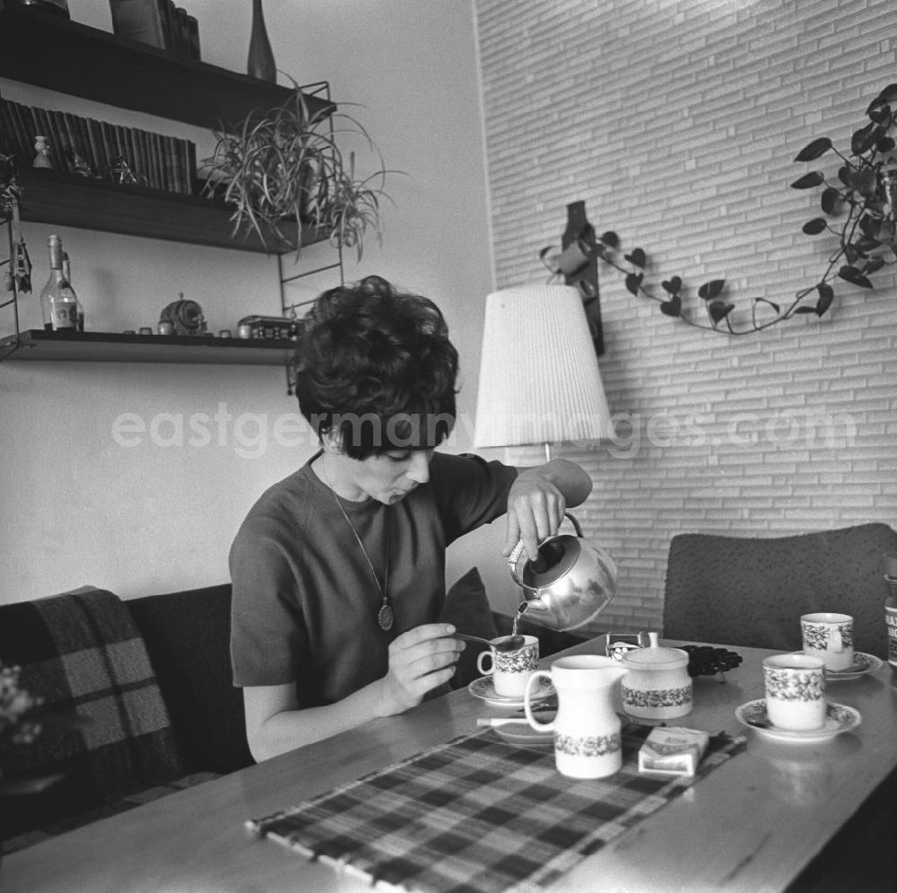 GDR image archive: Berlin - Zwei Tage im Leben einer alleinerziehenden Frau mit zwei Kindern in Ostberlin. Zwischen Privatem, Arbeit und Weiterbildung ( EDV Kurs ). Die Frau sitzt am Tisch im Wohnzimmer und trinkt eine Tasse Kaffee.