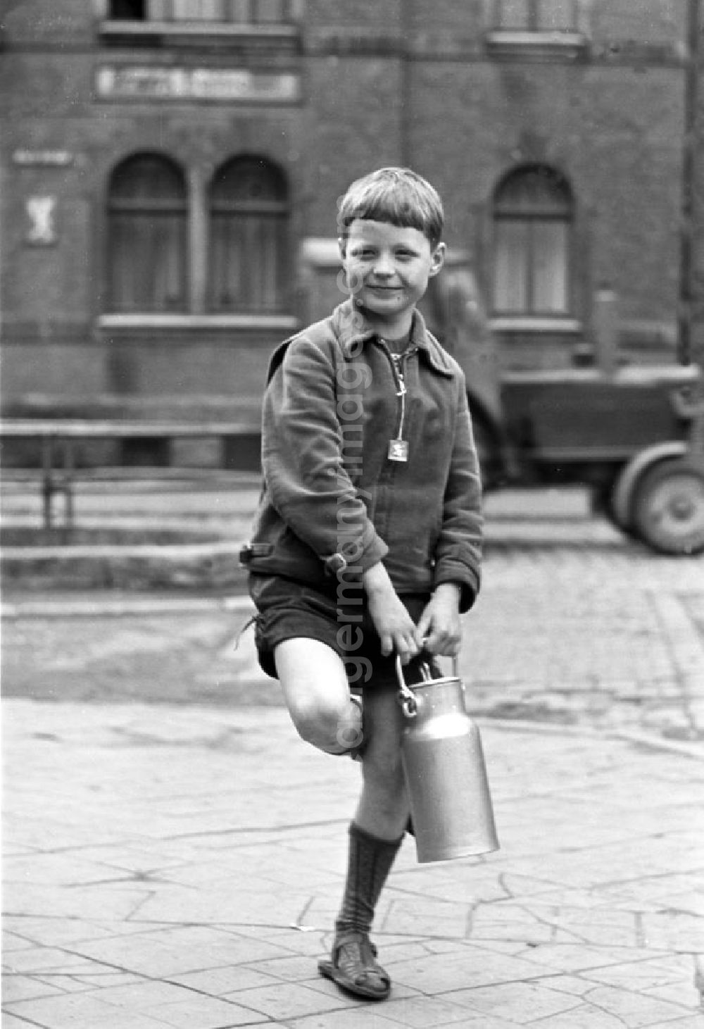 GDR image archive: Kahla - Junge mit Milchkanne.