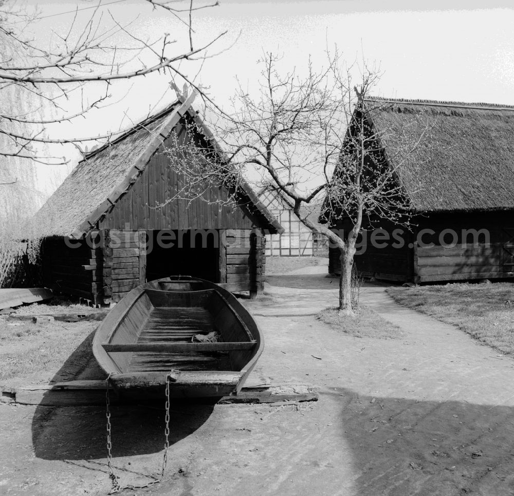 GDR photo archive: Lübbenau/Spreewald - Kahn house in Lehde in Luebbenau / Spreewald in Brandenburg today. The place is an island village. Due to the unusual situation Lehdes and some preserved historic Spreewald houses the completely Asked conservation Lehde is a popular destination for tourists