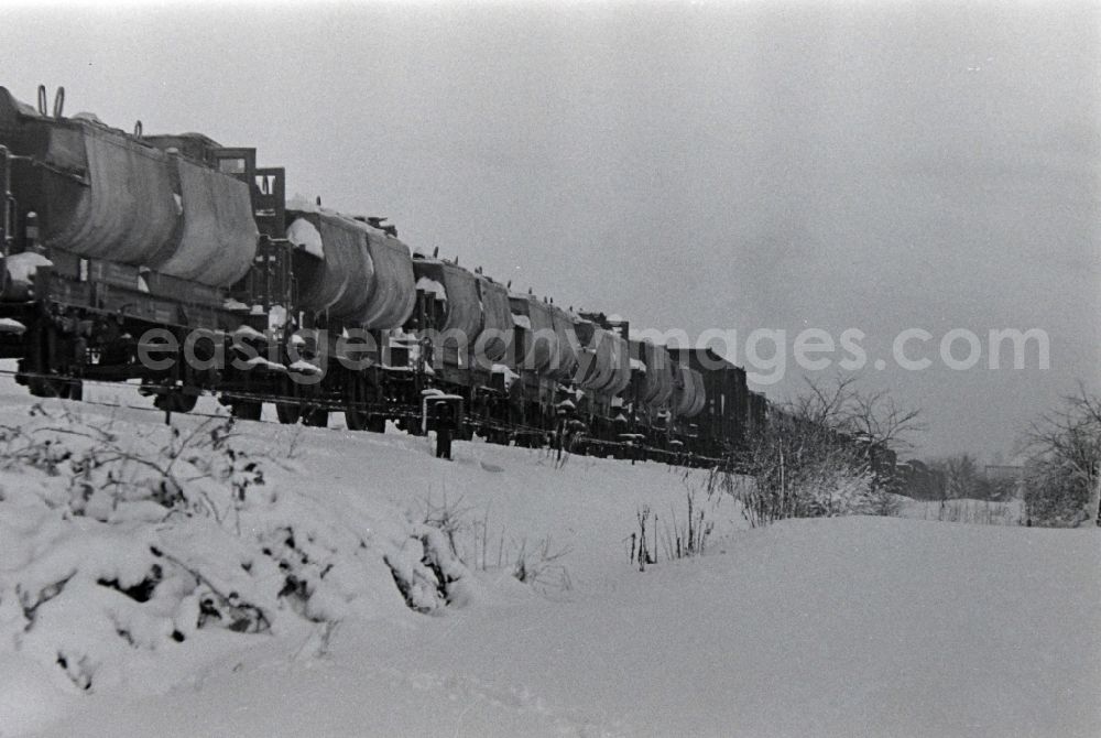 GDR image archive: Rübeland - Freight lime train of the Deutsche Reichsbahn on the line in Ruebeland in the state Saxony-Anhalt on the territory of the former GDR, German Democratic Republic