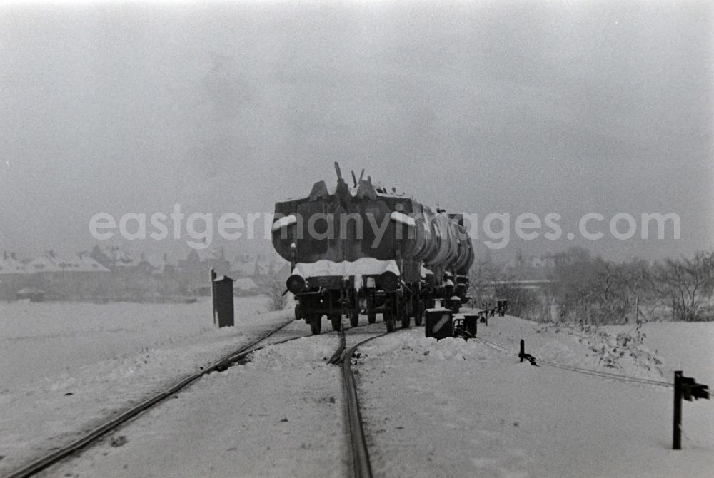 GDR photo archive: Rübeland - Freight lime train of the Deutsche Reichsbahn on the line in Ruebeland in the state Saxony-Anhalt on the territory of the former GDR, German Democratic Republic