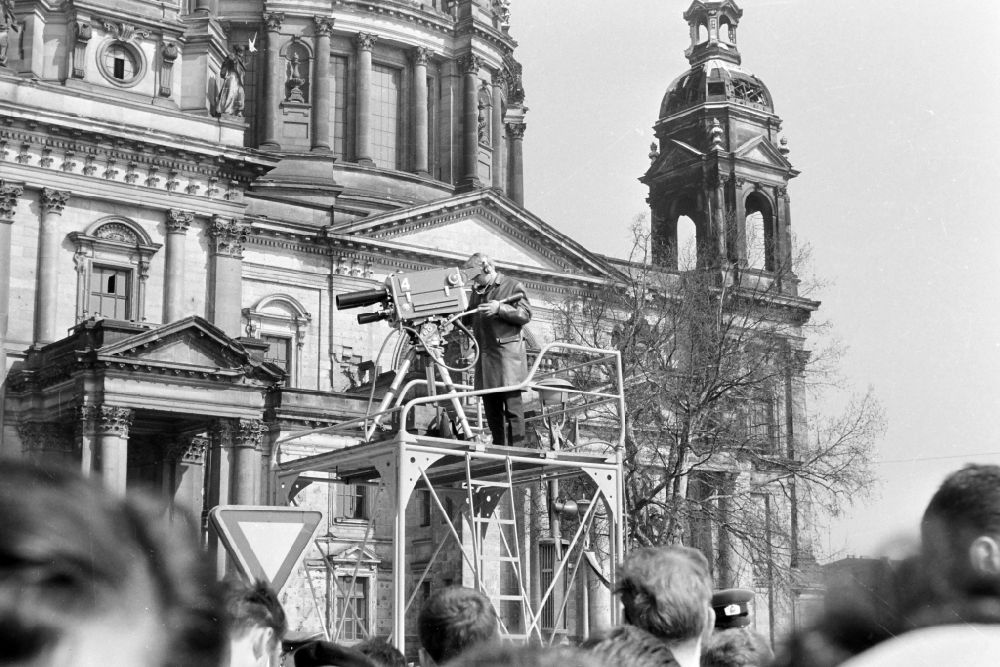 GDR picture archive: Berlin - Cameraman with a studio camera from the GDR television radio on a podium in front of the Berlin Cathedral on Schlossplatz (Marx-Engels-Platz) in Berlin East Berlin on the territory of the former GDR, German Democratic Republic