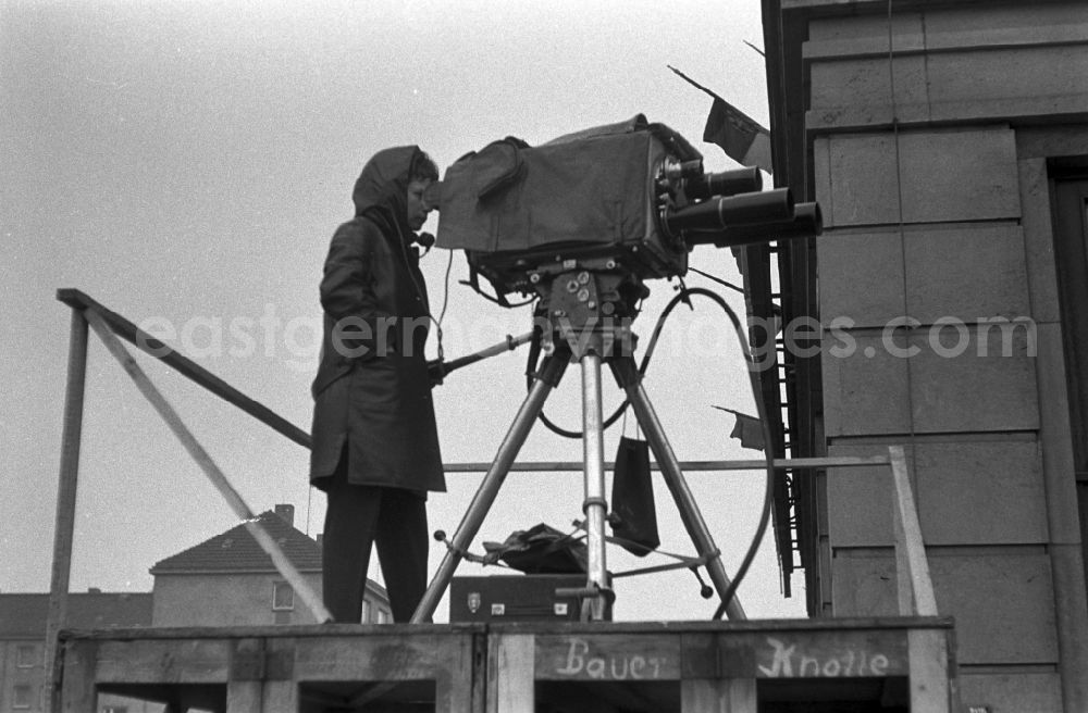 GDR image archive: Magdeburg - Camera man on a wooden platform with a KIO television camera in Magdeburg. The KIO was the first commercially successful German television camera