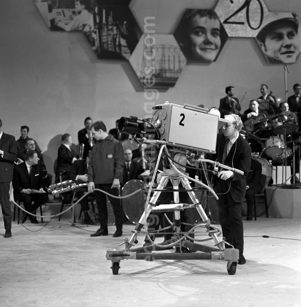 GDR photo archive: Berlin - Köpenick - A cameraman with a FUK5 (TV-Universal-Camera 5) of RFT in recording studios in Berlin - Köpenick. Here at a recording of the show Hello young people with the Radio Dance Orchestra Berlin under the baton of Günther Gollasch