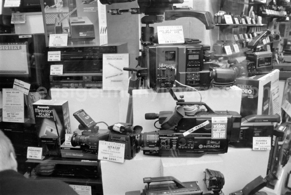 GDR image archive: Berlin - A look into the shop window at camera technology in Berlin