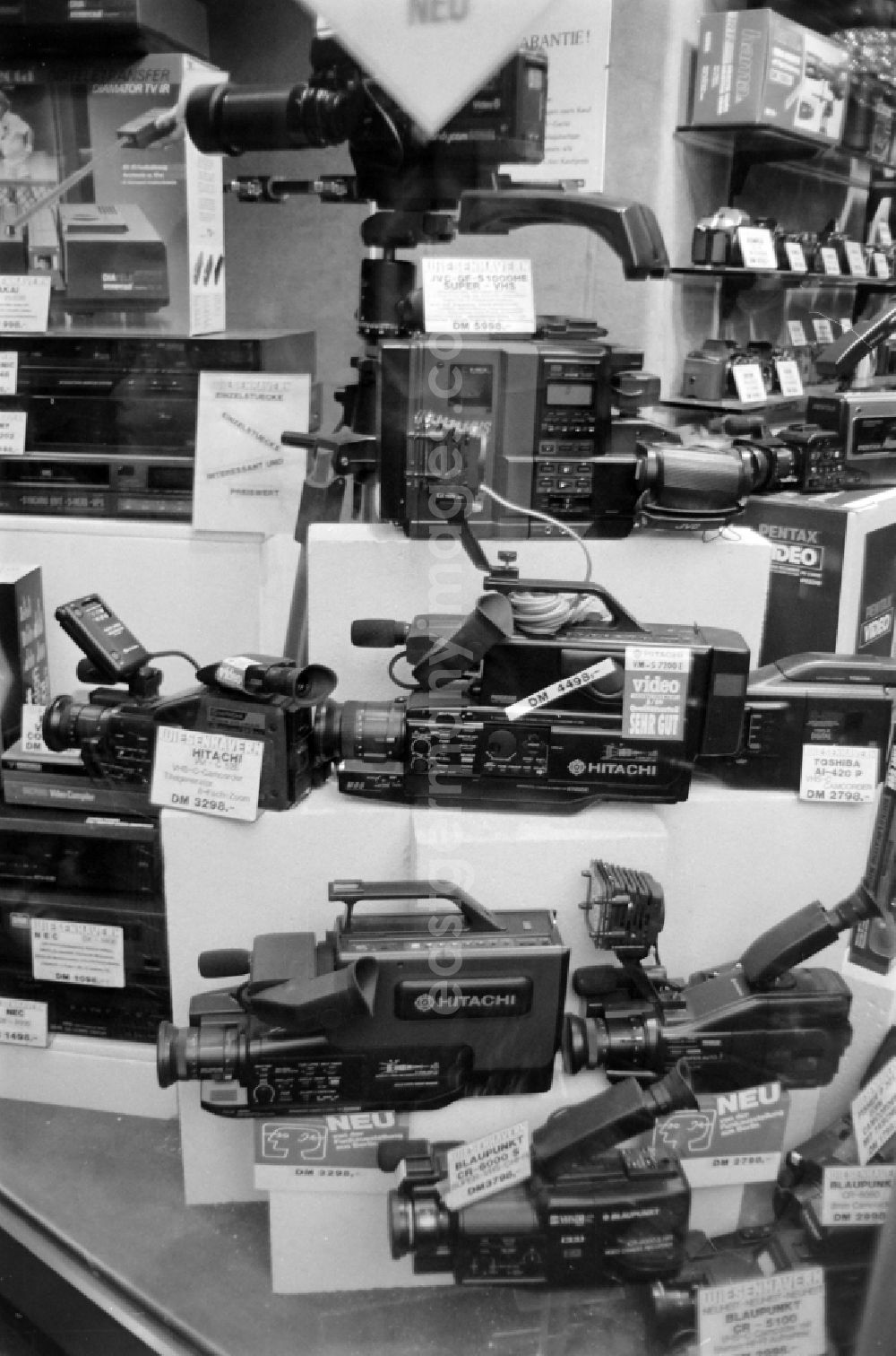 GDR photo archive: Berlin - A look into the shop window at camera technology in Berlin