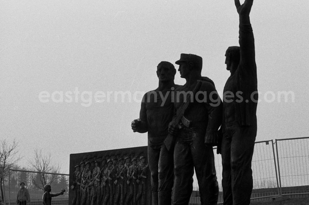 GDR picture archive: Berlin - Kampfgrupperndenkmal in Berlin 27.2.92 ND/Lange