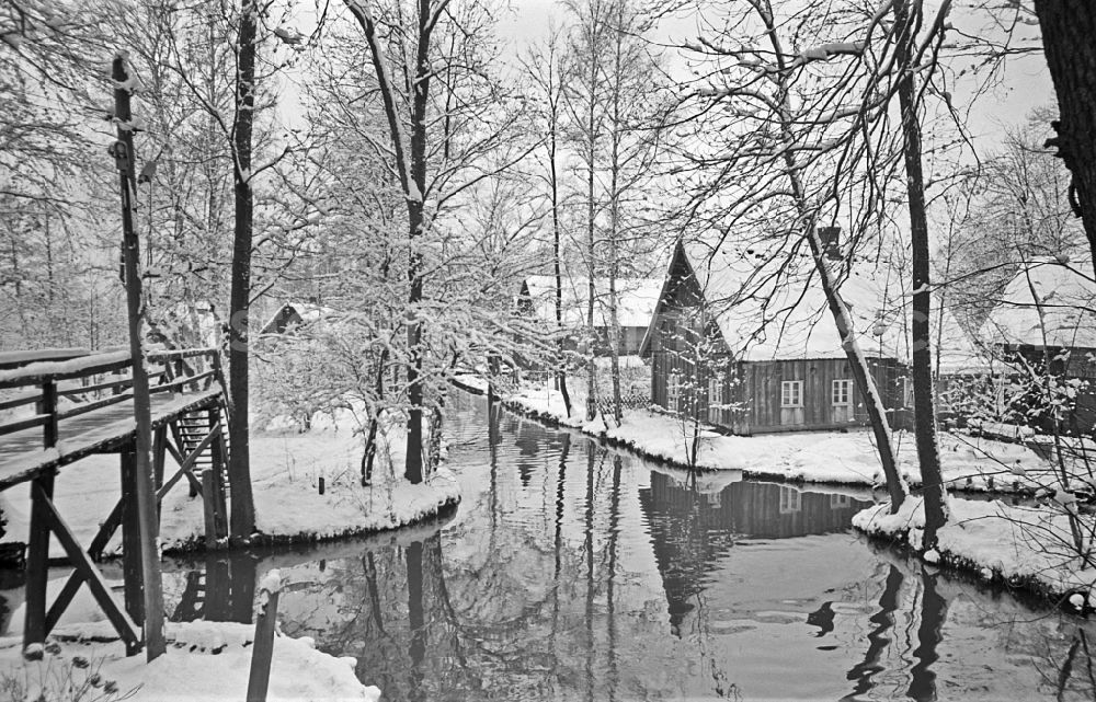 GDR picture archive: Lehde - Winter snow-covered canal course and bank areas of the main Spree in Lehde Spreewald, Brandenburg in the area of ??the former GDR, German Democratic Republic