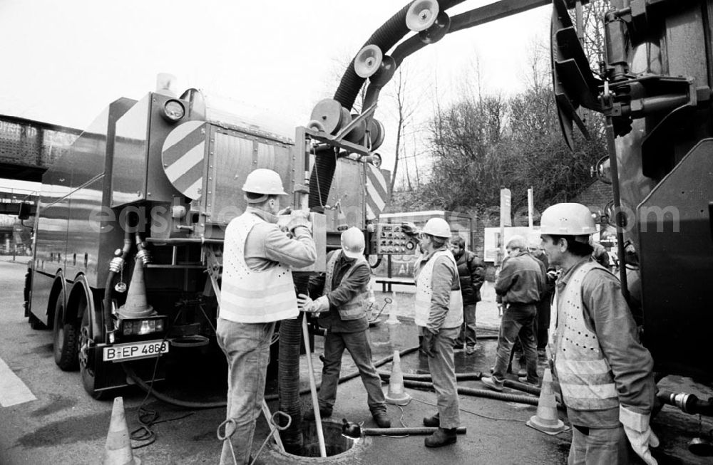 GDR photo archive: Berlin - Kanalreinigungssystem der Berliner Wasserbetriebe 22.12.92