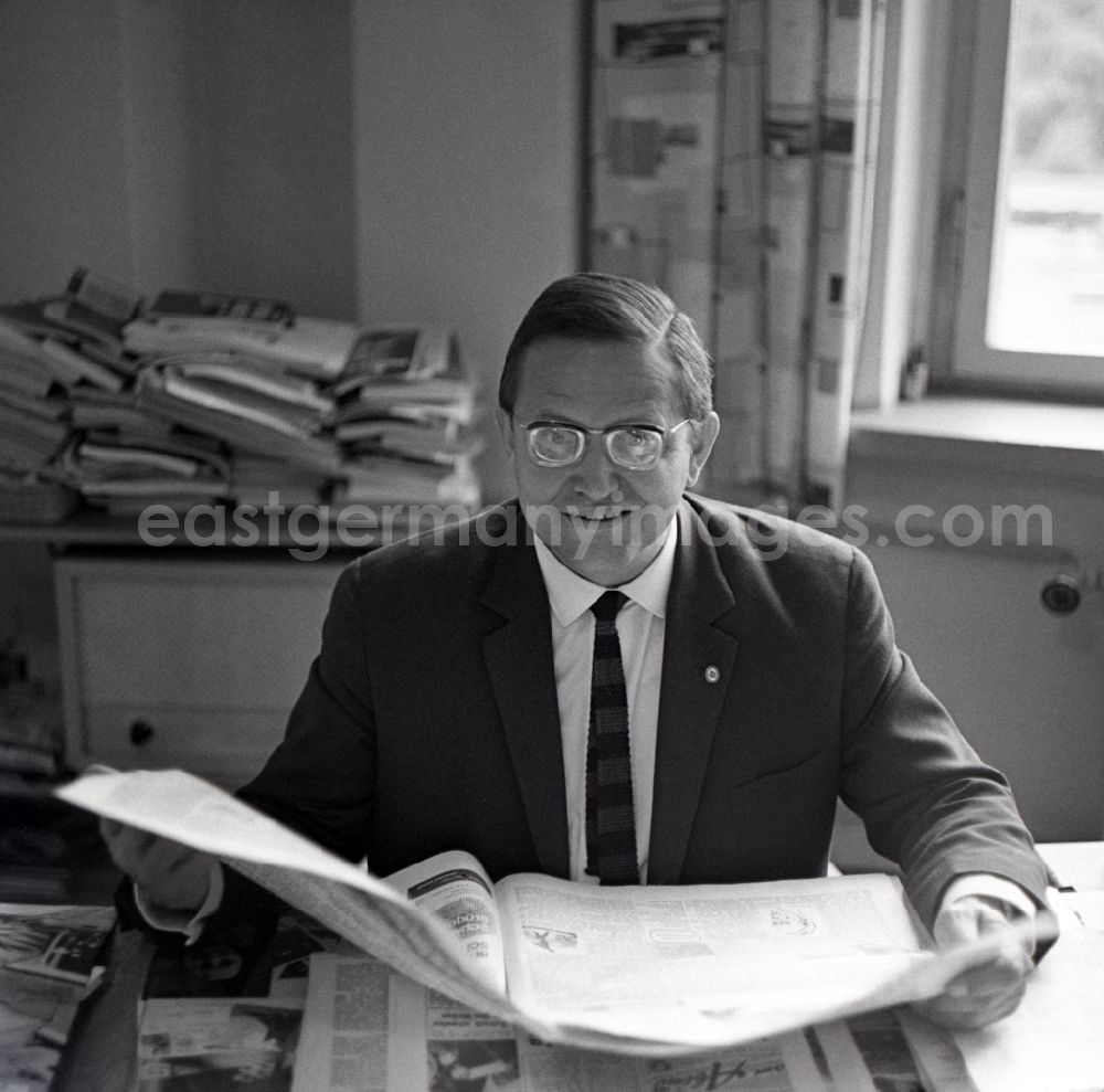 GDR image archive: Berlin - Portrait of the journalist and chief commentator and presenter of the program The Black Channel Karl-Eduard Richard Arthur von Schnitzler on DFF television radio in the district of Adlershof in Berlin East Berlin in the area of the former GDR, German Democratic Republic