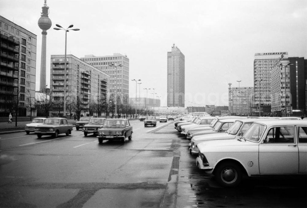 GDR image archive: Berlin - Blick auf die Karl-Marx-Allee, Autos fahren auf Strasse (u.a. Lada), im Hintergrund das Hotel Stadt Berlin und der Berliner Fernsehturm. Autos stehen auf Parkplatz u.a. Moskwitsch.