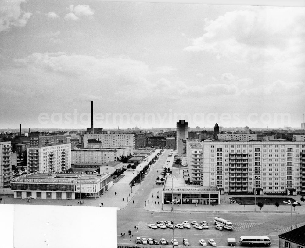 GDR picture archive: Berlin - The street Karl-Marx-Allee with the Cafe Moskau and residential or multi-family homes in Berlin-Mitte. Bestmögliche Qualität nach Vorlage!