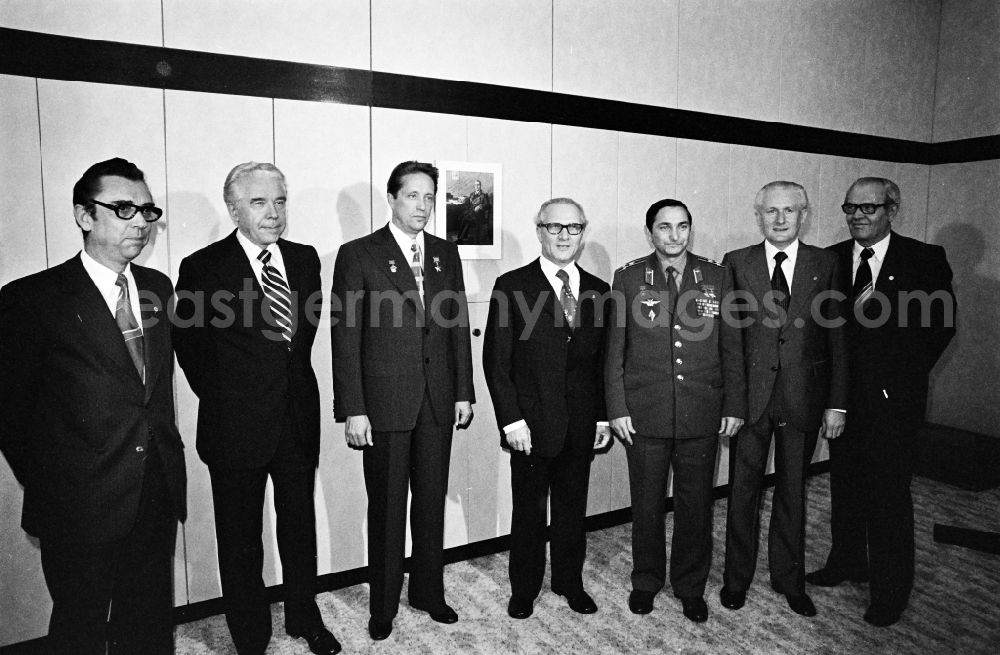 GDR picture archive: Berlin - Karl-Marx-Orden for cosmonauts Waleri Bykowski and Wladimir Axjonow in the Haus des Zentralkomitees awarded in the district Mitte in Berlin, the former capital of the GDR, German Democratic Republic