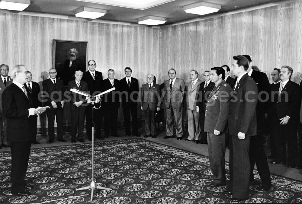 GDR photo archive: Berlin - Karl-Marx-Orden for cosmonauts Waleri Bykowski and Wladimir Axjonow in the Haus des Zentralkomitees awarded in the district Mitte in Berlin, the former capital of the GDR, German Democratic Republic