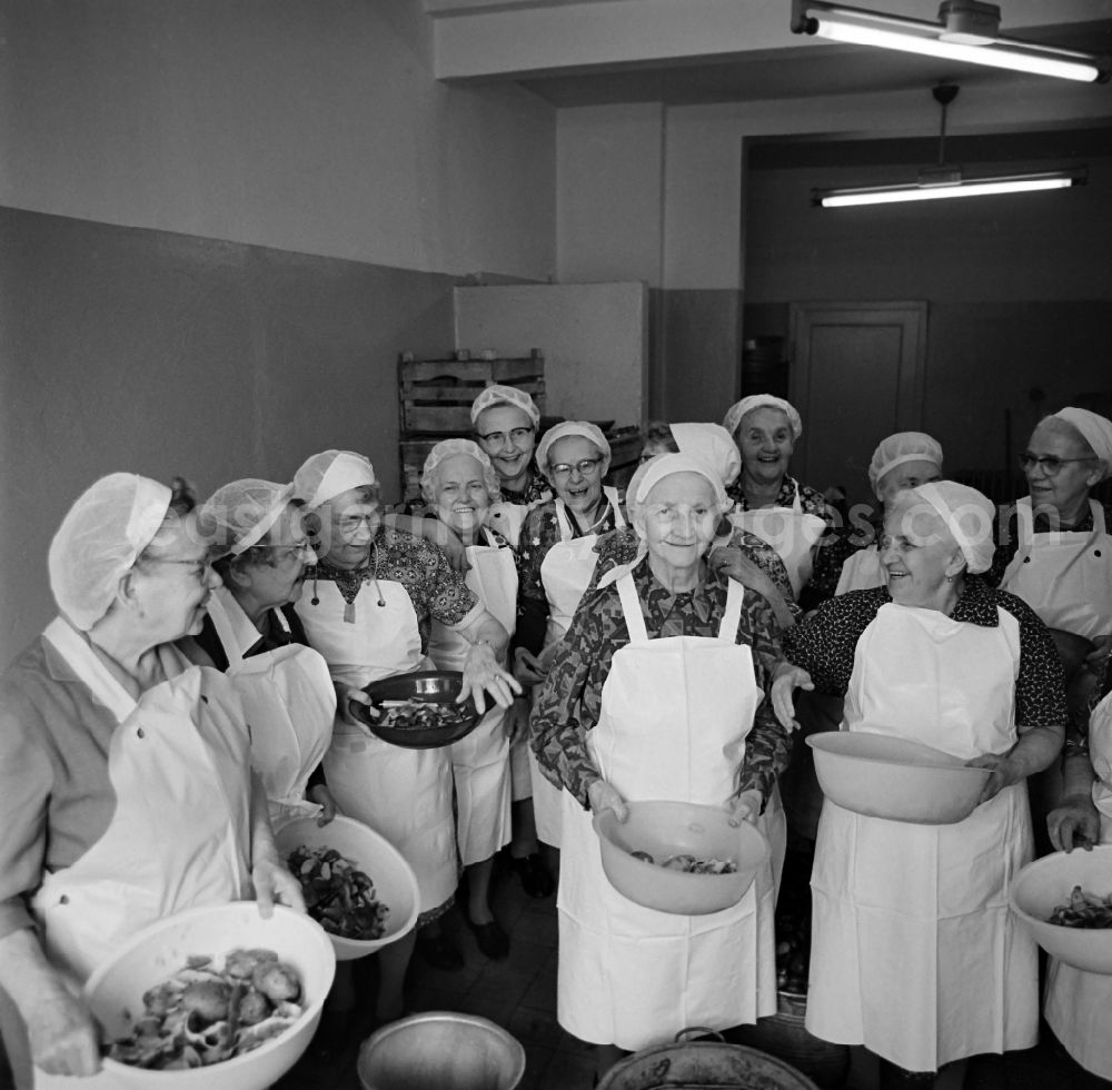GDR photo archive: Leipzig - Senior citizens are peeling potatoes in a kitchen in the Andersen-Nexoe-Heim in Leipzig in the federal state of Saxony on the territory of the former GDR, German Democratic Republic