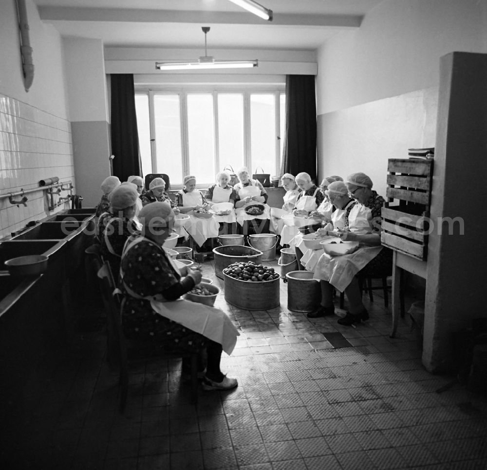 Leipzig: Senior citizens are peeling potatoes in a kitchen in the Andersen-Nexoe-Heim in Leipzig in the federal state of Saxony on the territory of the former GDR, German Democratic Republic
