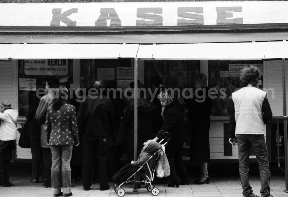GDR image archive: Berlin - Andrang an einem Kassenwagen / an der Kasse des Zirkus Busch am S-Bahnhof Alexanderplatz in Berlin. Er gehört zum Staatszirkus der DDR, der am 1. Januar 196