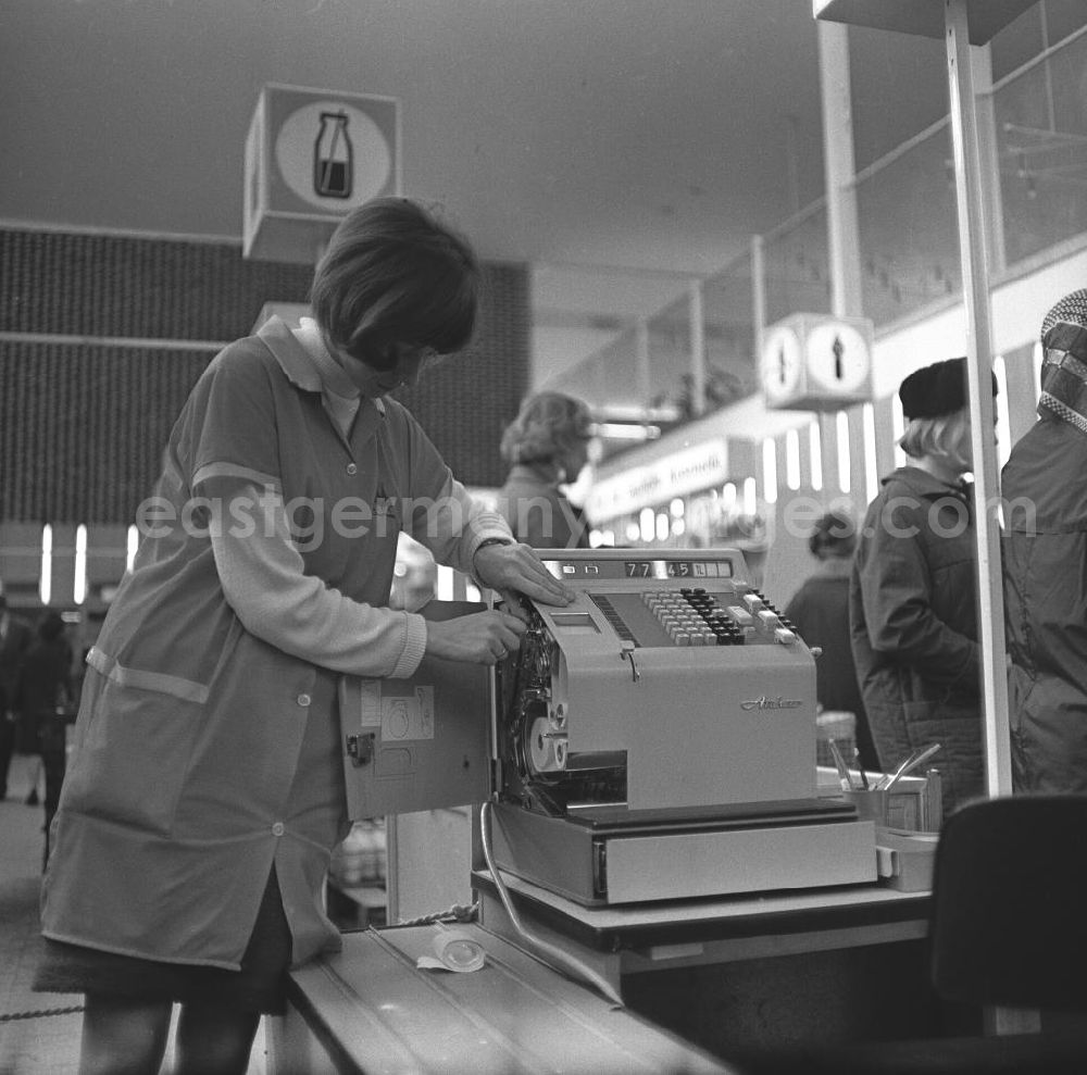 GDR photo archive: Rostock - Kassiererin beim Einlegen einer neuen Kassenrollen in der HO Kaufhalle im Ortsteil Lütten Klein in Rostock. Eröffnung am 04.