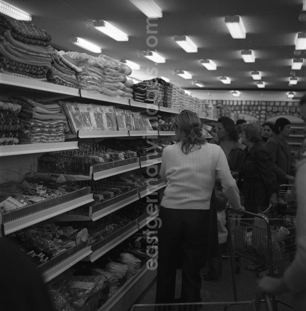 GDR photo archive: Berlin - Moderne Kaufhalle in Lichtenberg / Dolgenseestrasse. Große Auswahl und zufriedene Kunden in einer HO-Verkaufsstelle der frühen siebziger Jahre.