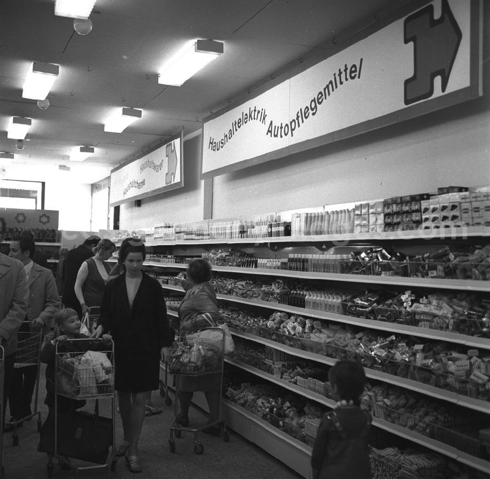 Berlin: Kaufhalle in Lichtenberg / Dolgenseestrasse. Große Auswahl und zufriedene Kunden in einer HO-Verkaufsstelle der frühen siebziger Jahre.