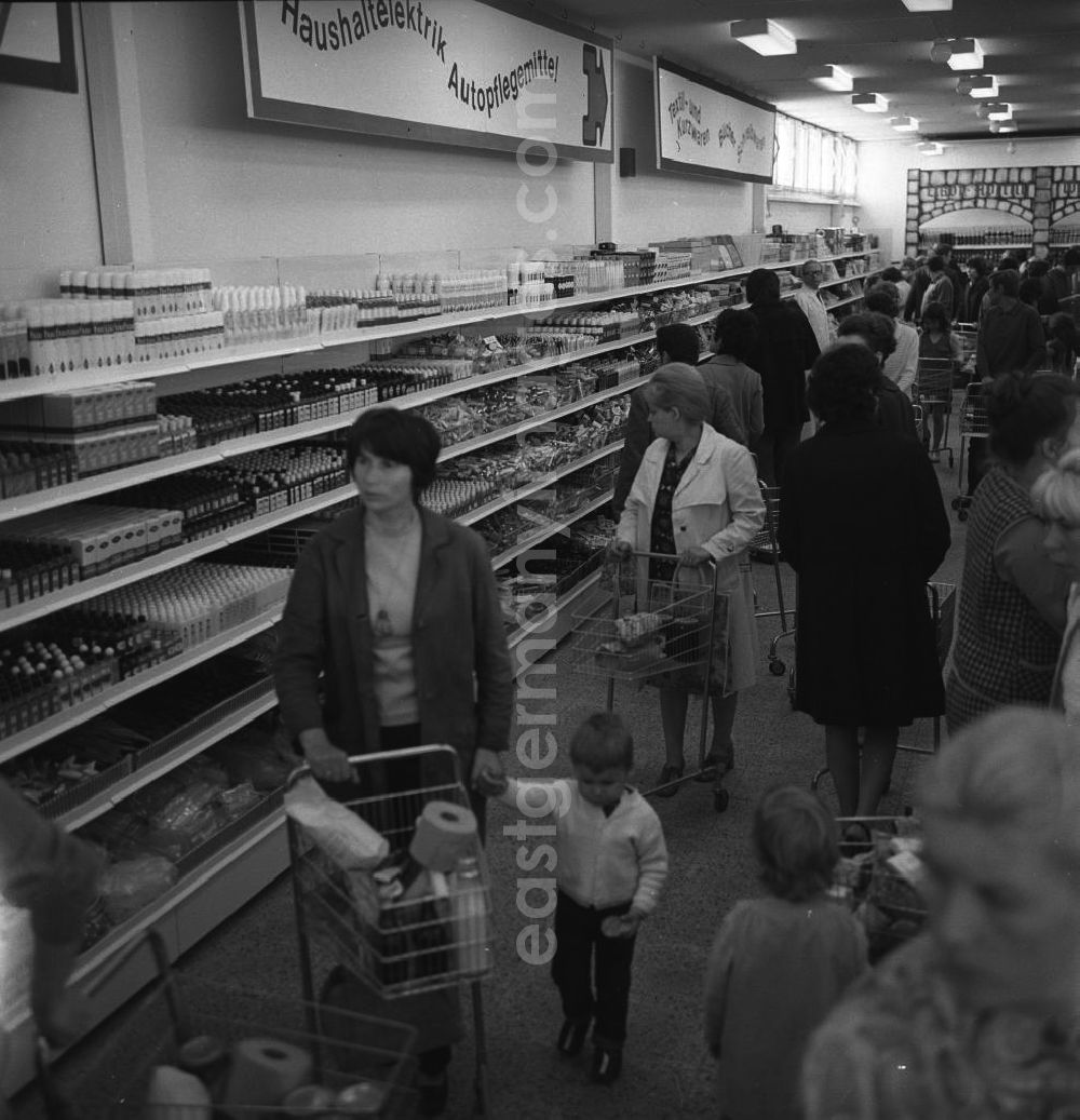 GDR photo archive: Berlin - Kaufhalle in Lichtenberg / Dolgenseestrasse. Große Auswahl und zufriedene Kunden in einer HO-Verkaufsstelle der frühen siebziger Jahre.