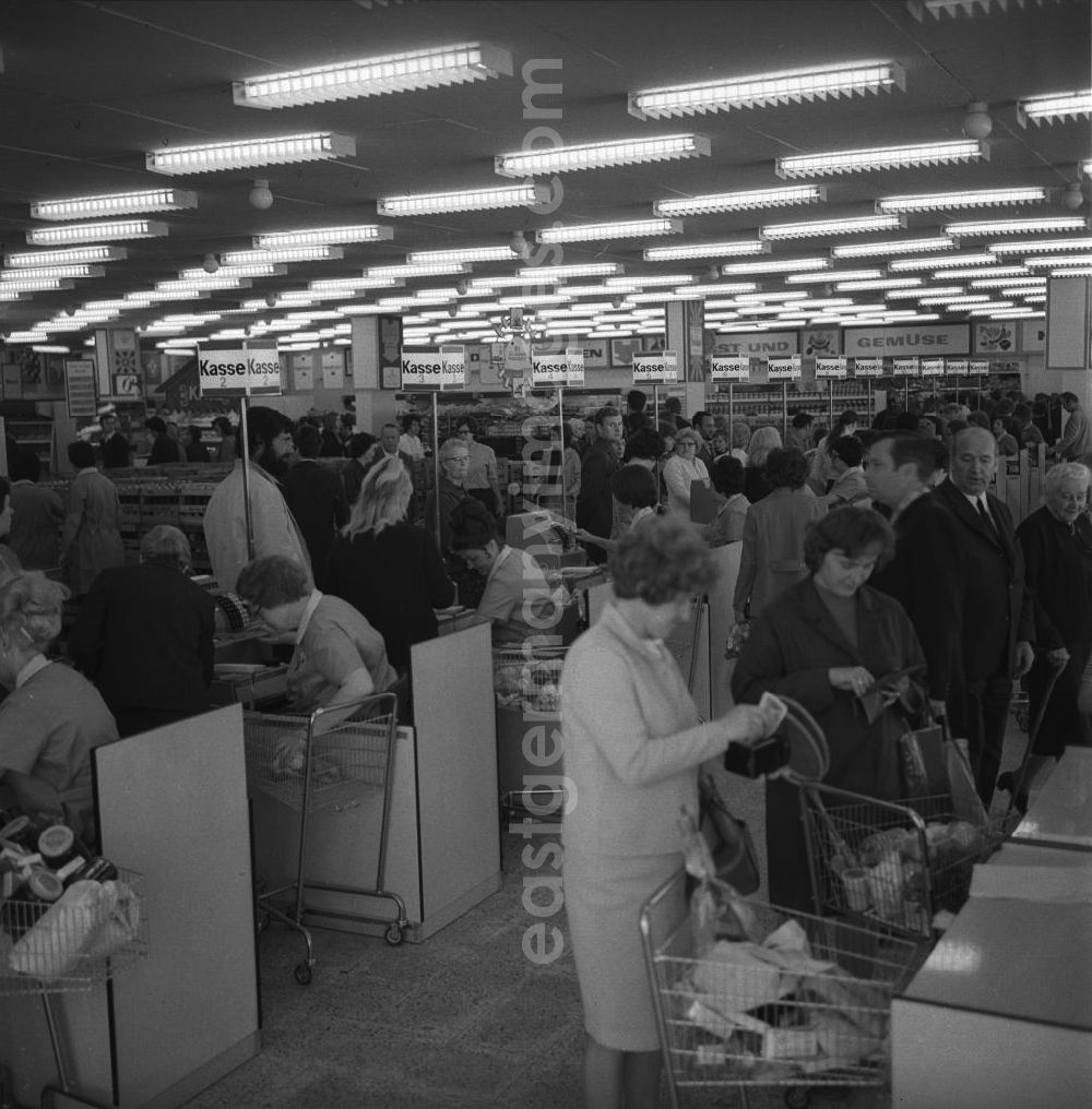 Berlin: Moderne Kaufhalle in Lichtenberg / Dolgenseestrasse. Große Auswahl und zufriedene Kunden in einer HO-Verkaufsstelle der frühen siebziger Jahre. Im Bild: Der Kassenbereich