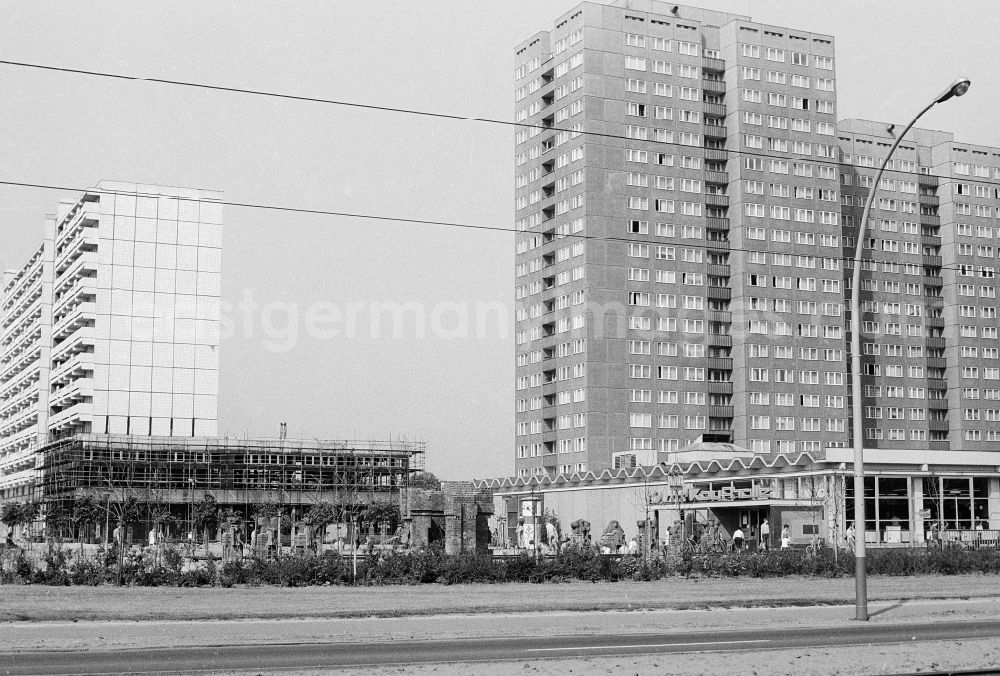 GDR image archive: Berlin - Purchase hall in the street Am Tierpark in the district bright mountain in Berlin, the former capital of the GDR, German democratic republic