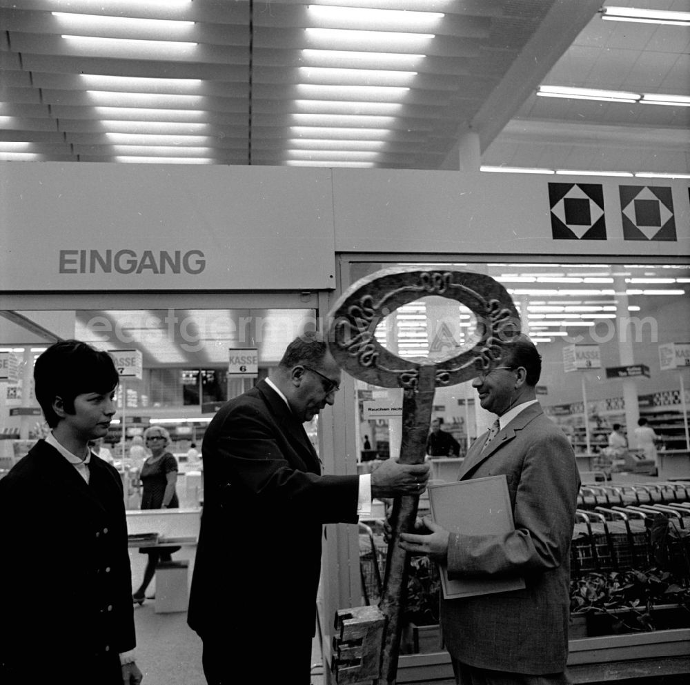 GDR image archive: Berlin - Mall shopping center Ackerhalle opening on Ackerstrasse in the district Mitte in Berlin, the former capital of the GDR, German Democratic Republic
