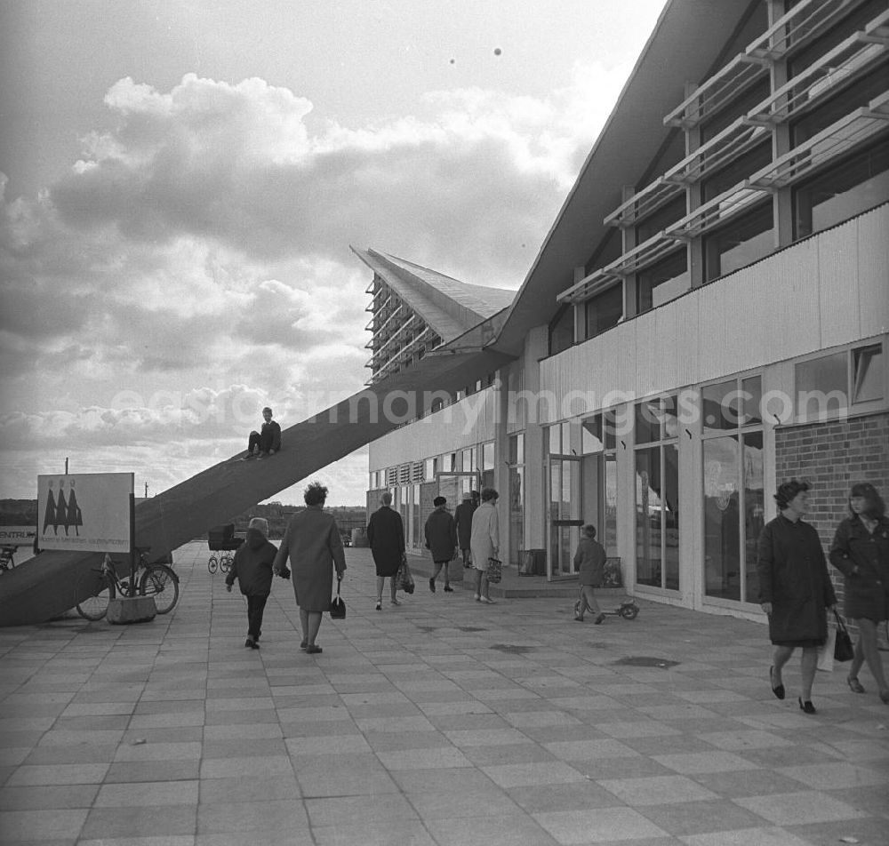 GDR photo archive: Rostock - Passanten vor der HO Kaufhalle im Ortsteil Lütten Klein in Rostock. Eröffnung am 04.