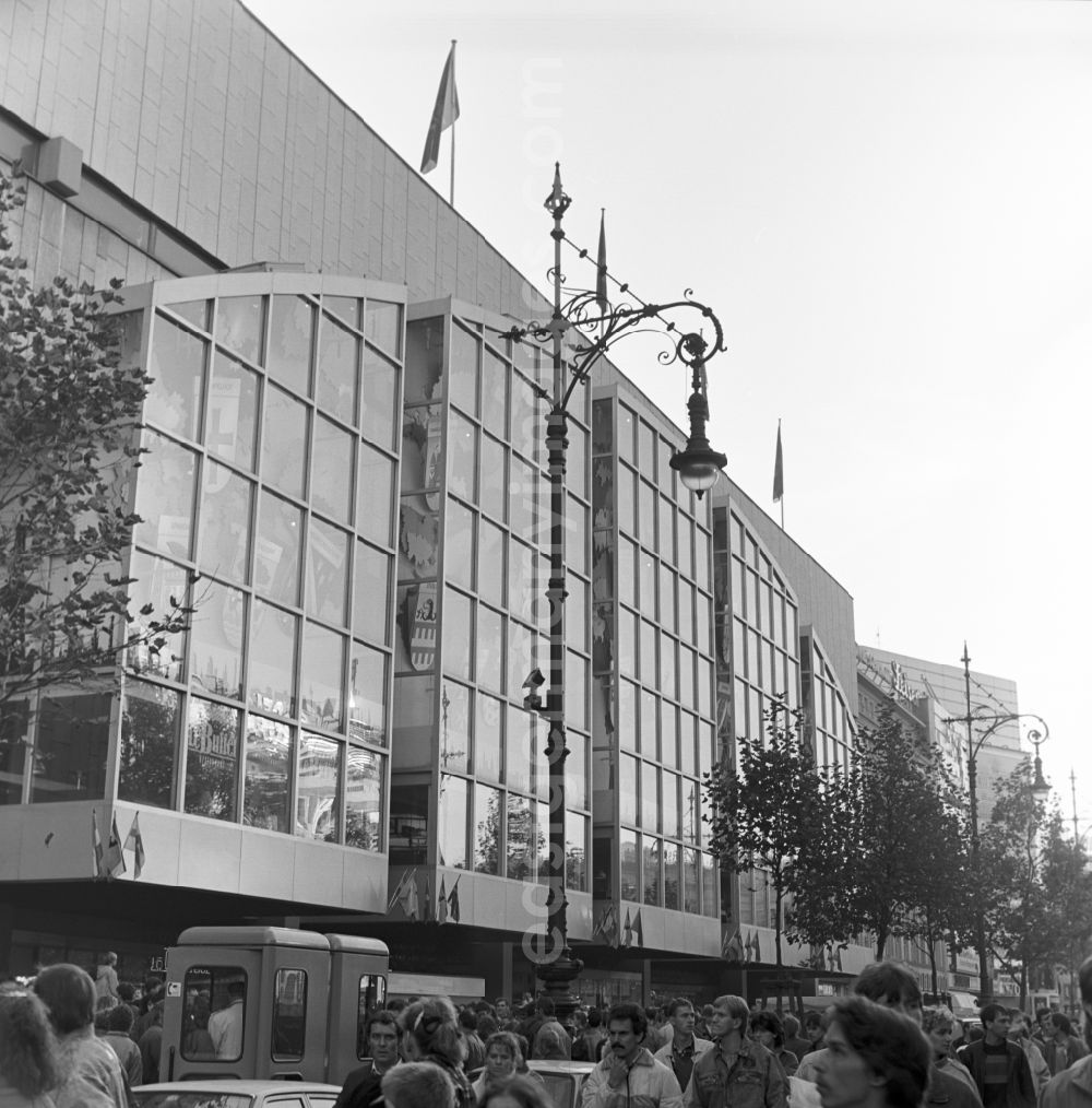 Berlin - Charlottenburg: Visitors flock along the Kurfürstendamm to the store Karstadt . For many, this is the first visit to a Western department store