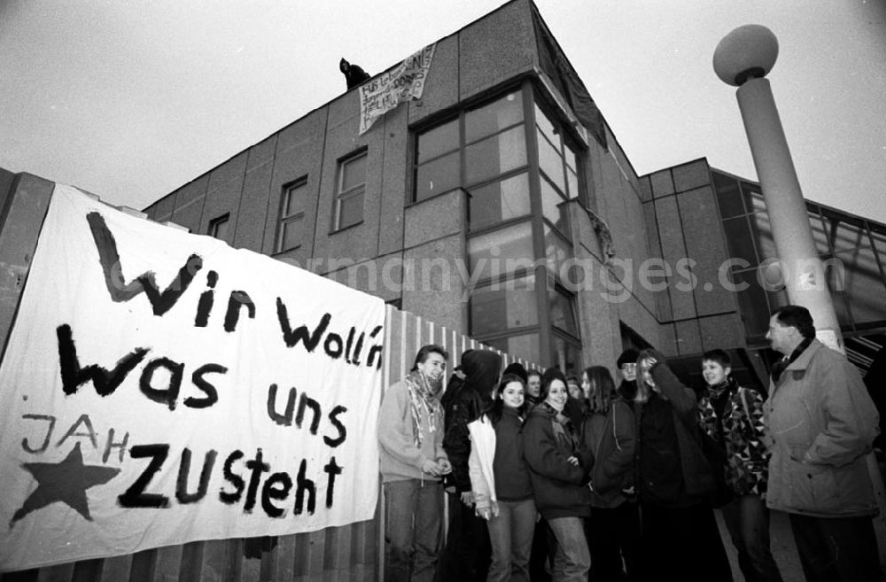 GDR image archive: Berlin-Kaulsdorf - Kaulsdorfer Jugendliche für Jugendclubplätze 11.12.92