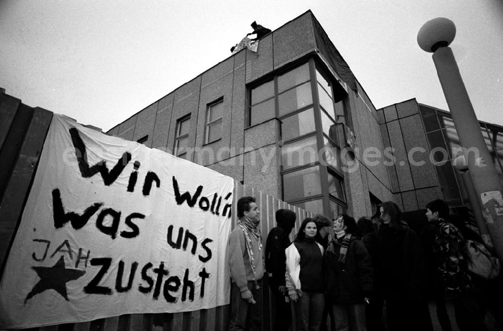 GDR photo archive: Berlin-Kaulsdorf - Kaulsdorfer Jugendliche für Jugendclubplätze 11.12.92