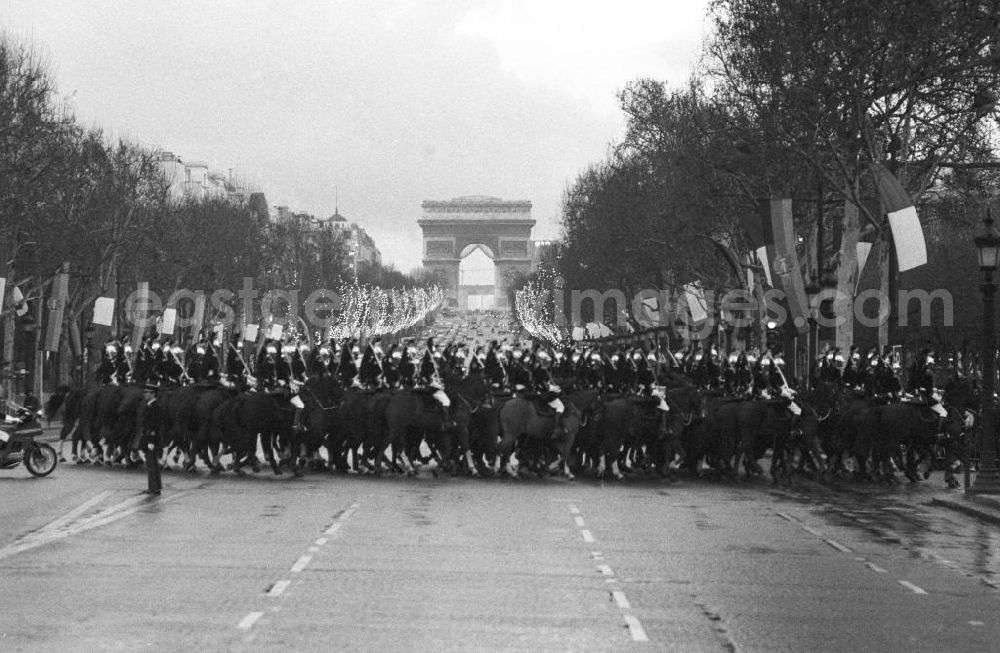 Paris: Kavallerie beim Überqueren der beflaggten Champs Elysees anläßlich des Staatsbesuchs von Erich Honecker, Vorsitzender des Staatsrates DDR, in Paris. Blick zum Arc de Triumph.