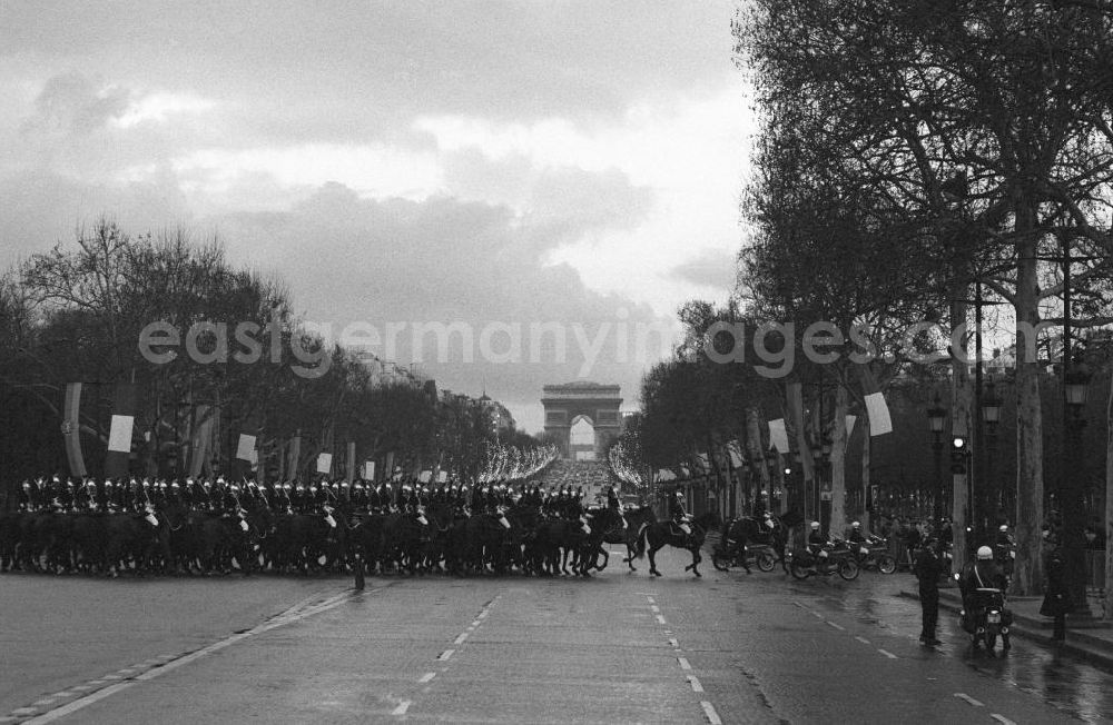 GDR image archive: Paris - Kavallerie beim Überqueren der beflaggten Champs Elysees anläßlich des Staatsbesuchs von Erich Honecker, Vorsitzender des Staatsrates DDR, in Paris. Blick zum Arc de Triumph.