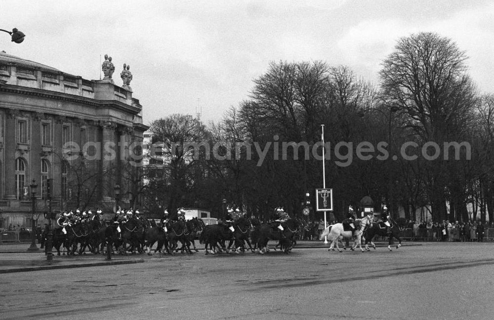 Paris: Kavallerie beim Betreten der Champs Elysees vor dem Elysee Palast anläßlich des Staatsbesuchs von Erich Honecker, Vorsitzender des Staatsrates DDR, in Paris.